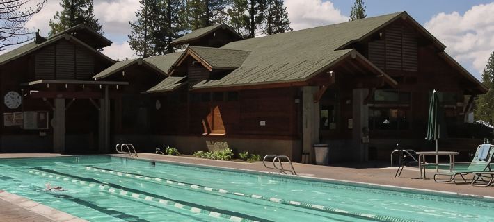 Cozy Cabin 5.5 Bedrooms, Forest/Mountain View 3 Decks 2 Masters Hot Tub 4200Sqft Hotels in Truckee