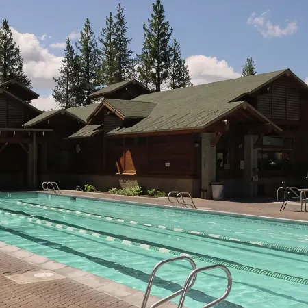 Cozy Cabin 5.5 Bedrooms, Forest/Mountain View 3 Decks 2 Masters Hot Tub 4200Sqft