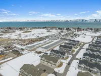 Lots of extras! Pickleball, corn hole, ping pong table, beach toys! - Wifi