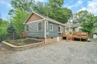 Chic, Cozy, Newly-Remodeled Cottage with Deck