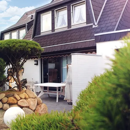 Generous, friendly DHH with terrace and garden in the heart of Westerland