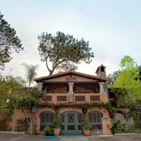 Les Artistes Inn