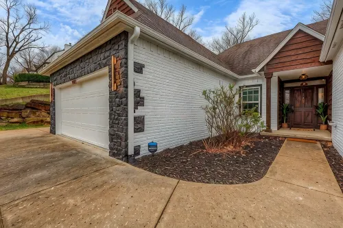 The Woodbriar, close to Hard Rock Casino, downtown Tulsa/BOK + patio w/fire pit - WiFi