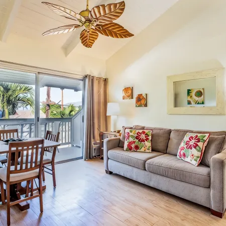 Ocean View Studio Steps to Beach - Pool, Spa & Pickleball - Free parking & Wi-Fi