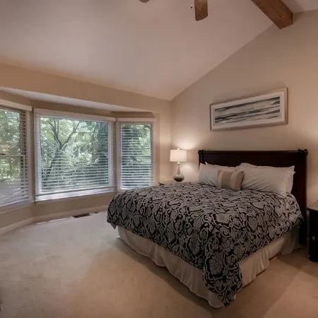 Game Room~Grill~Screen Porch~Fireplace~Top of Mountain~Walk to Most Amenities