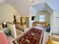 Cozy historic cottage in the woods. 10 minute walk to town - Homestays