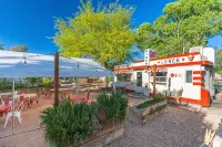Casa de Oro – Luxe Comfort in the Heart of Old Bisbee Private Yard & EV Charger!