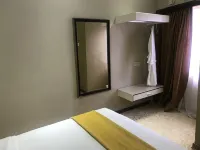 Luxlusive Guest House - Bed and Breakfasts