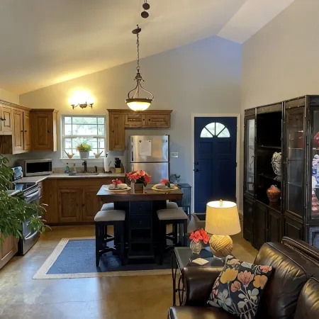 Cozy Cottage with Private pool, Private Hot Tub and Internet