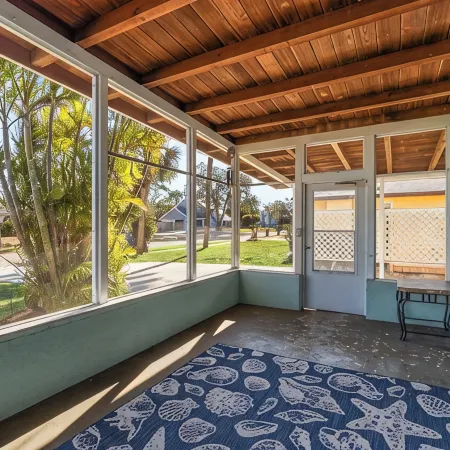 Pet Friendly. Minutes to Beaches. Charming 2-bedroom house in adorable Sarasota.