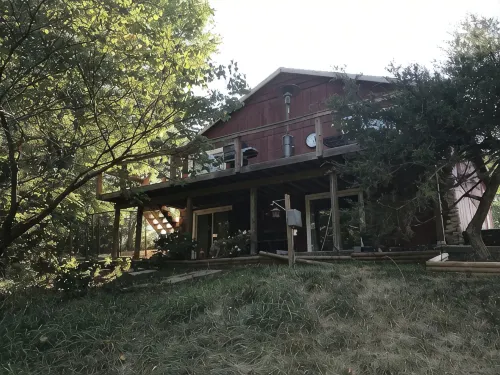 River cabin w access.  close to town. Hot tub! 35 foot deck - Feriehus