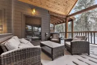 Expansive 7 bedroom, 3 car garage, 2 hot tubs, paved roads, wifi & pool access -  Privatzimmer