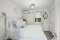 Shore Cottage - Coastal gem, a traveler favorite! Outdoor patio, central AC. - 3-Star