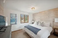 Cedar Lake Getaway - Sauna, Paddle Boards & Raft! - Homestays