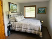 Lost River Swiss Cottage/10 acres/Private Dog Park/Streams - 4-Star