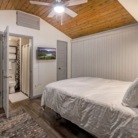 Cabin By The Lake centrally located, full kitchen, washer & dryer