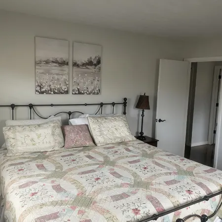 Newly renovated home! One block from Back of the Dragon-Close to downtown Marion