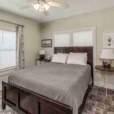 Charming House 1/2 Block from Bay Rooms