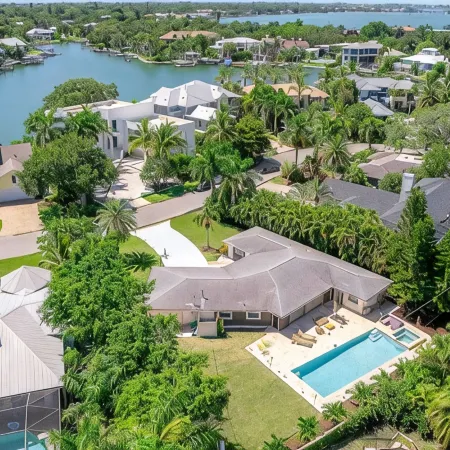 Newly renovated classic villa in exclusive neighborhood.