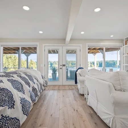 Grapeview- Luxury Waterfront Home w/ Hot Tub