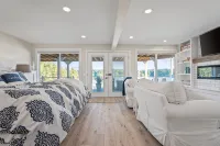 Grapeview- Luxury Waterfront Home w/ Hot Tub - Beach