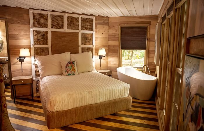 Honeymoon Loft Cabin - Soaking Tub & Fireplace - Walk to Mentone