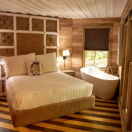 Honeymoon Loft Cabin - Soaking Tub & Fireplace - Walk to Mentone