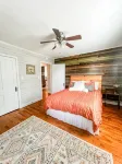 The Grate House — 1947 Charm w/ Marble, Hardwood & Fenced Yard by Harding - Homestays