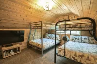 Hot Tub! Cozy beds sleeps 10, Wi-Fi, only 20 miles to West Yellowstone - Chalets