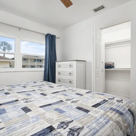 Private 2 BR steps from beach on Casey Key