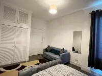 Luxury 2 Bedroom Entire Flat - Self Check in & Check Out - Apartments