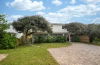 Steps to the beach, heated pool with guest house and courtyard - 4つ星