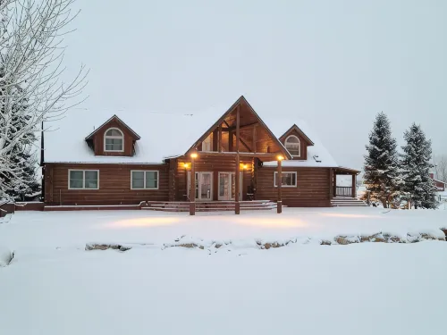 Secluded luxury lodge that sleeps 34 in beds - 3-Star
