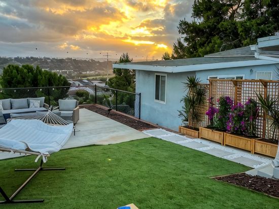 Scenic Oasis: King Bed Suite & Panoramic Views & Ultra Fast Fiber WiFi