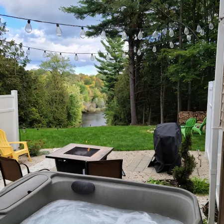 Beth's Place - On the River - W/ Hot Tub, Pickleball Court & Putting Green