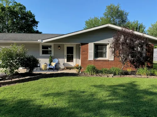 Hot Tub, Fire Pit, Private Backyard - Near Wineries & SPIRE - Swimmingpools