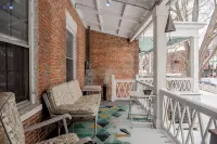 Historic Charm Meets Modern Comfort in Downtown Burlington - Huoneistot