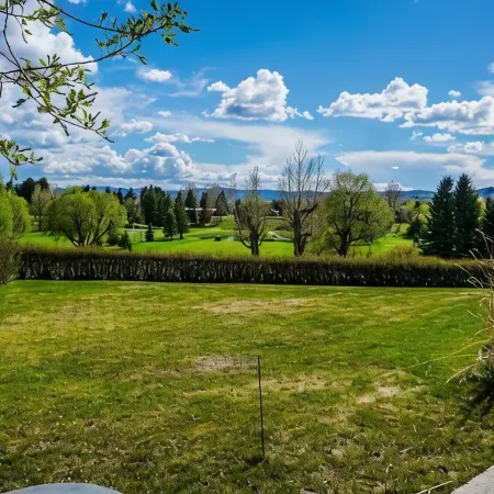 Lux family retreat, hot tub, specular views. Spacious home on the golf course.