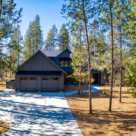 Luxury Sunriver Lodge, 3 King Suites, SHARC Passes, Hot Tub, EV, Sleeps 16!