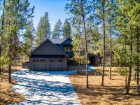 Luxury Sunriver Lodge, 3 King Suites, SHARC Passes, Hot Tub, EV, Sleeps 16! - บูติค