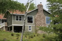 Lakefront Large Lodge in quiet bay~ Pontoon Rental Available - Wifi