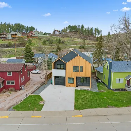 Modern on Main-Walking Distance to Downtown Hill City and Mickelson Trail!