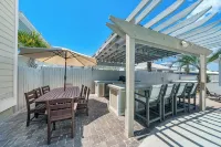 Luxury 7 BR Across Beach. Pool,Gulf Views,Pool Table,Ping Pong, Golf Cart Rental - Private Pools