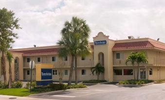 Motel 6 Riviera Beach, FL