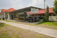 RedDoorz Syariah Near Watervang Lubuk Linggau 2 Hotels in Taba Jemekeh