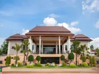 Royal Nakhara Hotel and Convention Centre Hotels near Wat Si Chomphu Ong Tue