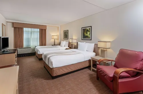 La Quinta Inn & Suites by Wyndham Garden City Hotels in East Garden City