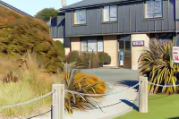 Admiral Court Motel & Apartments Hotels near Burt Munro Memorial Sculpture