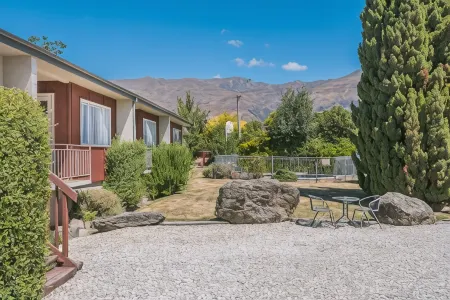 Manuka Crescent Motel