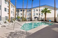 Days Inn & Suites by Wyndham Mesa Near Phoenix فنادق في Gilbert